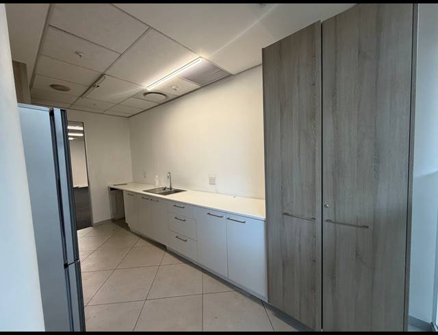 250M² BUILDING TO LET IN FORESHORE